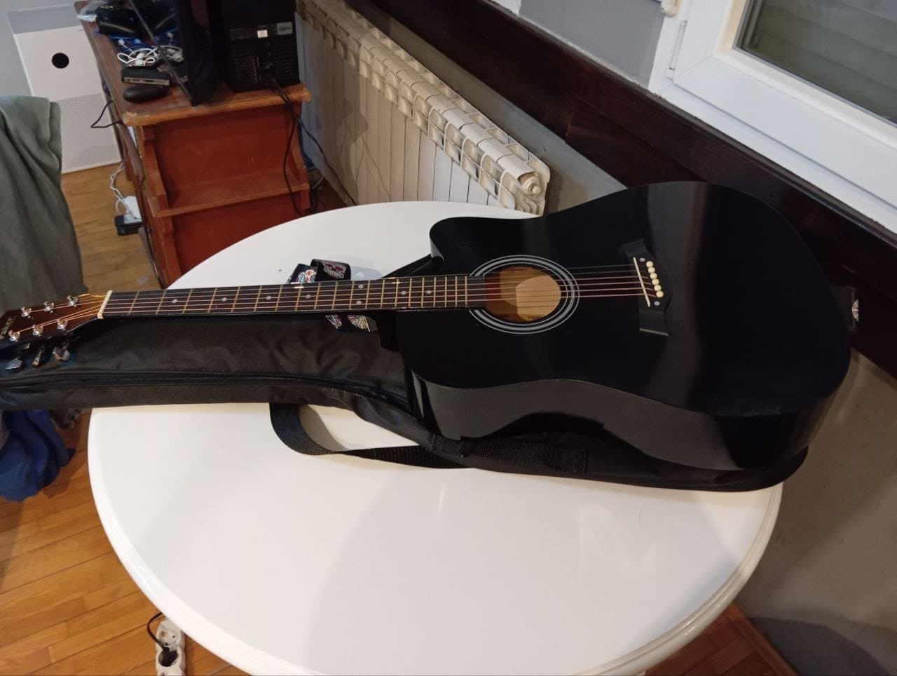 Гитара с чехлом и всем необходимым