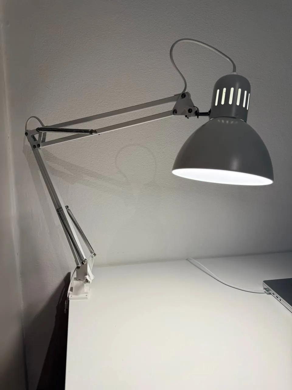 Лампа IKEA белая настольная с настольным креплением Врачар