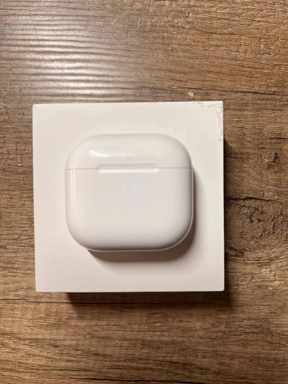 AirPods 4 левый наушник и кейс