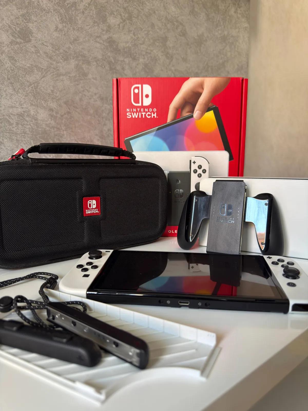 Nintendo Switch OLED White с кейсом