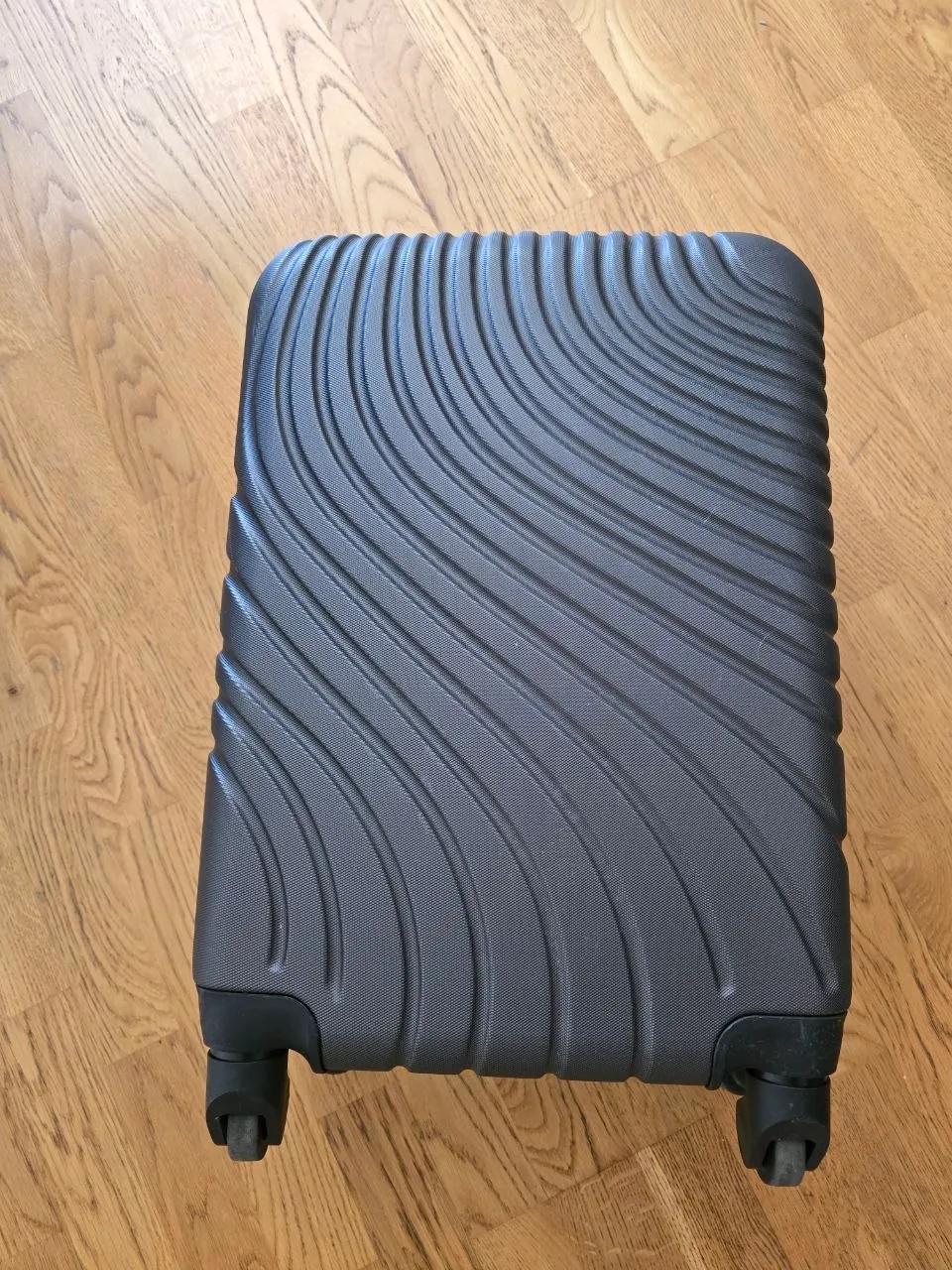 Чемодан ручная кладь пластик 4 колеса