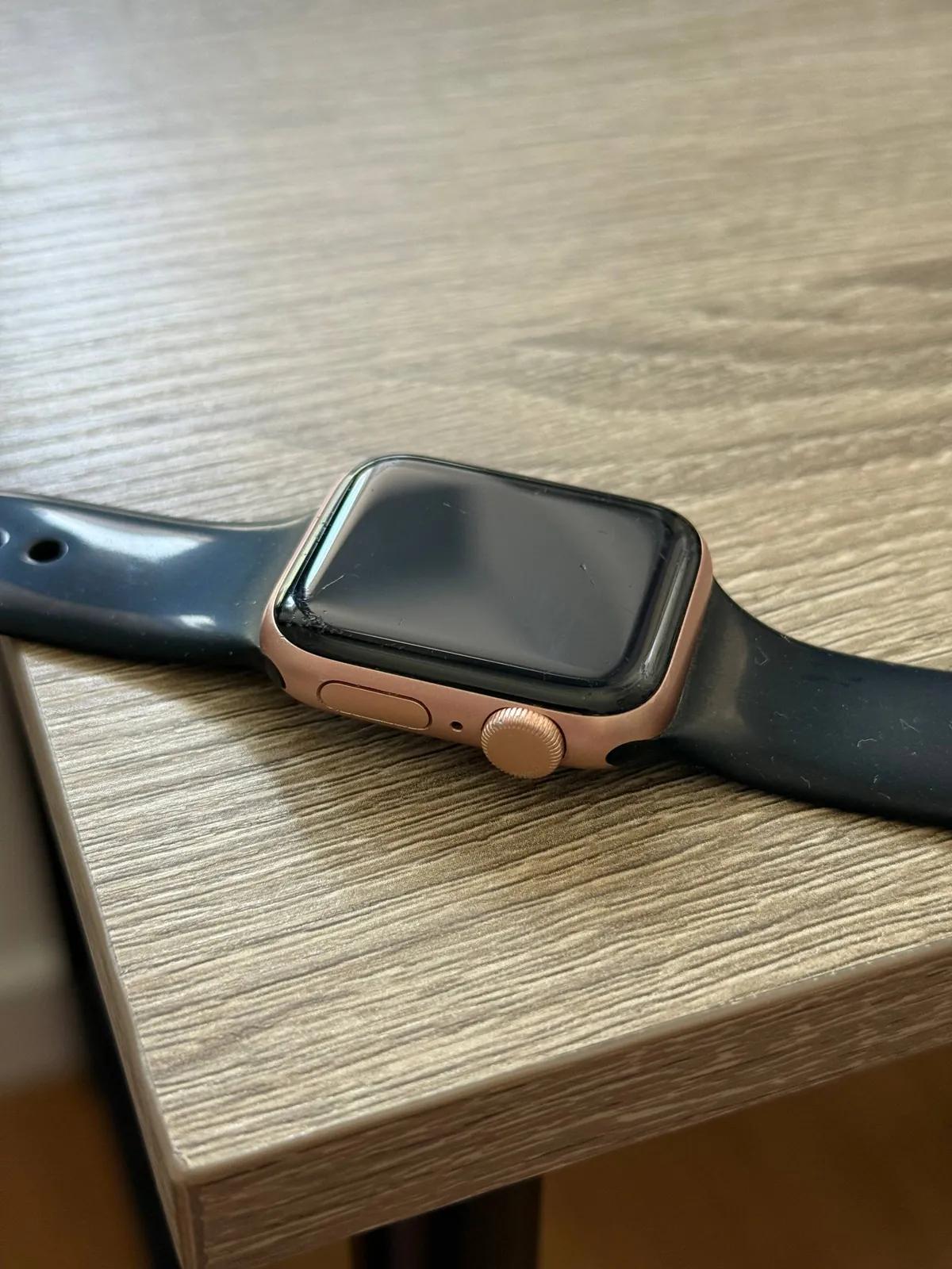 Apple Watch SE первое поколение 40 мм