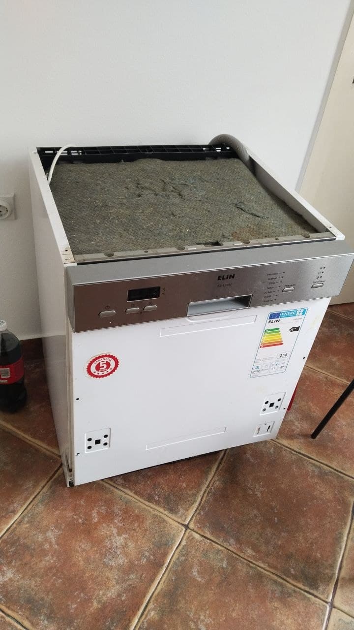 Встроенная посудомоечная машина