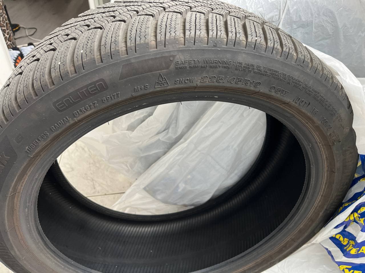 Шины Bridgestone Blizzak Enliten 225/45R19
