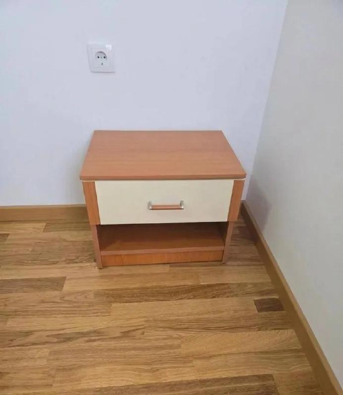 Две прикроватные тумбы