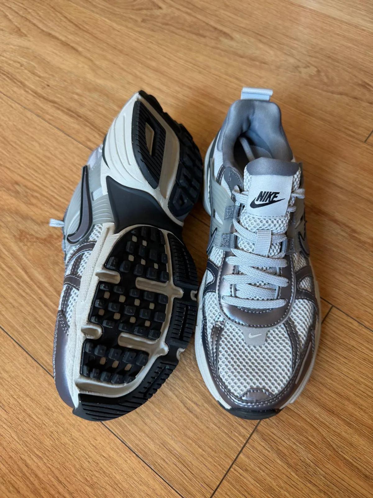 Кроссовки Nike V2K Run размер 37,5 (на длину стопы 235 мм); состояние новых; 💰 7 000 RSD
