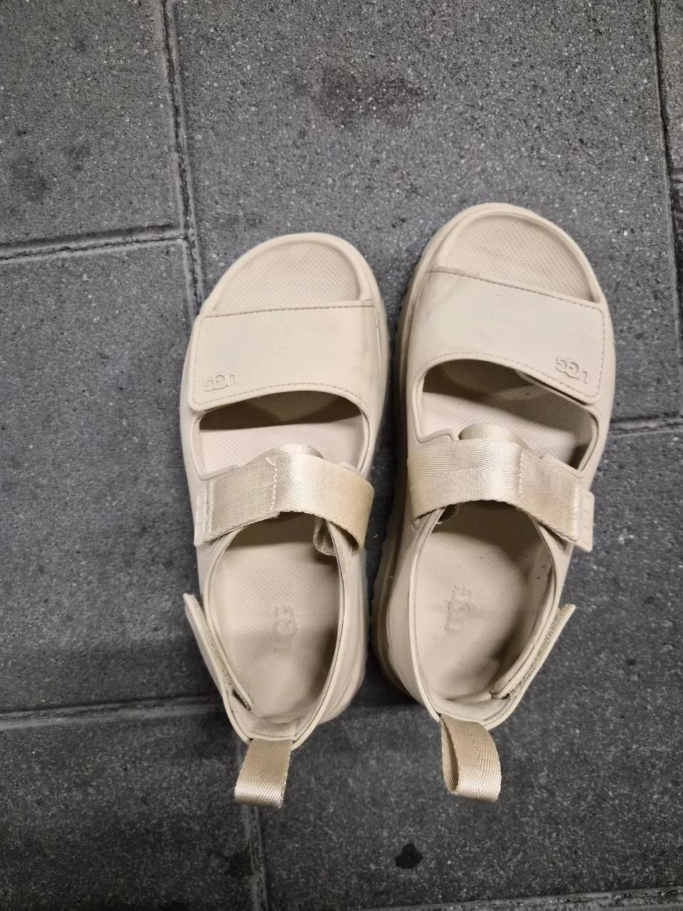 Босоножки Ugg 40 размер, куплены в office shoes (так что видимо оригинал) две недели назад, ношен...