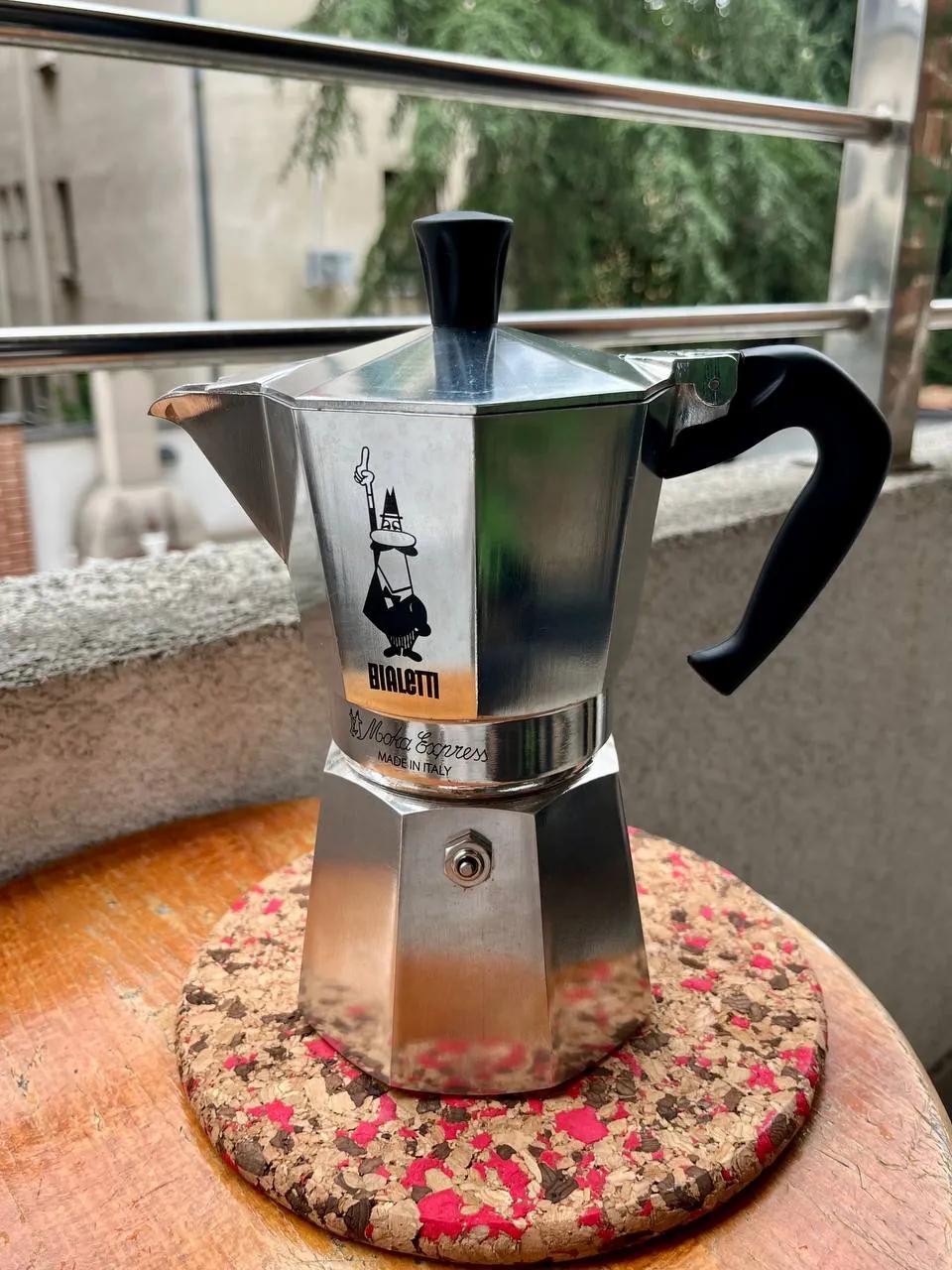 Кофеварка Bialetti Moka Express и полки IKEA