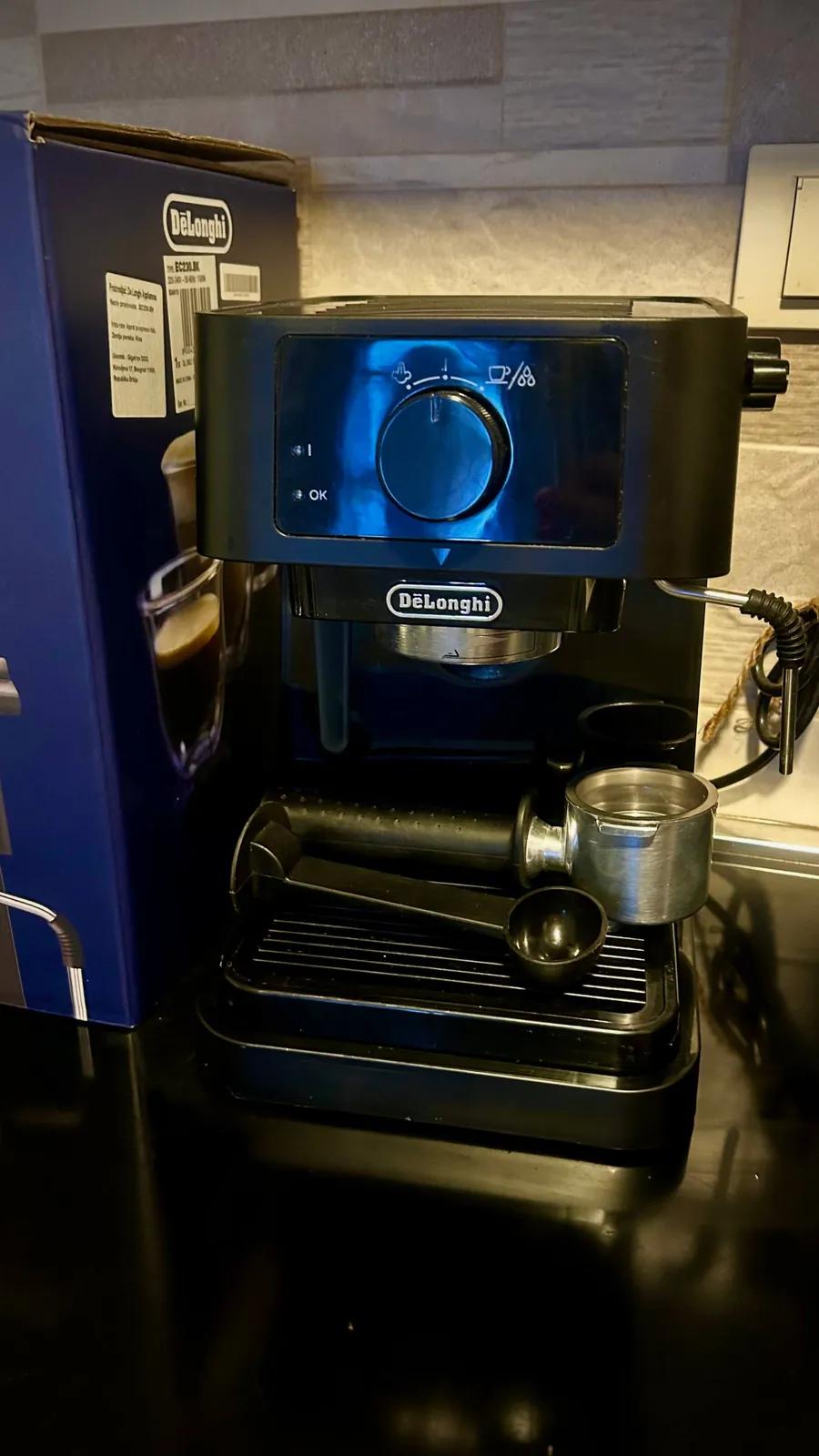 Рожковая кофеварка DeLonghi б/у год