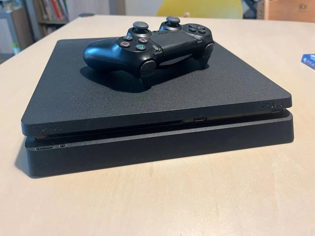 PlayStation 4 Slim 1TB 3 игры геймпад