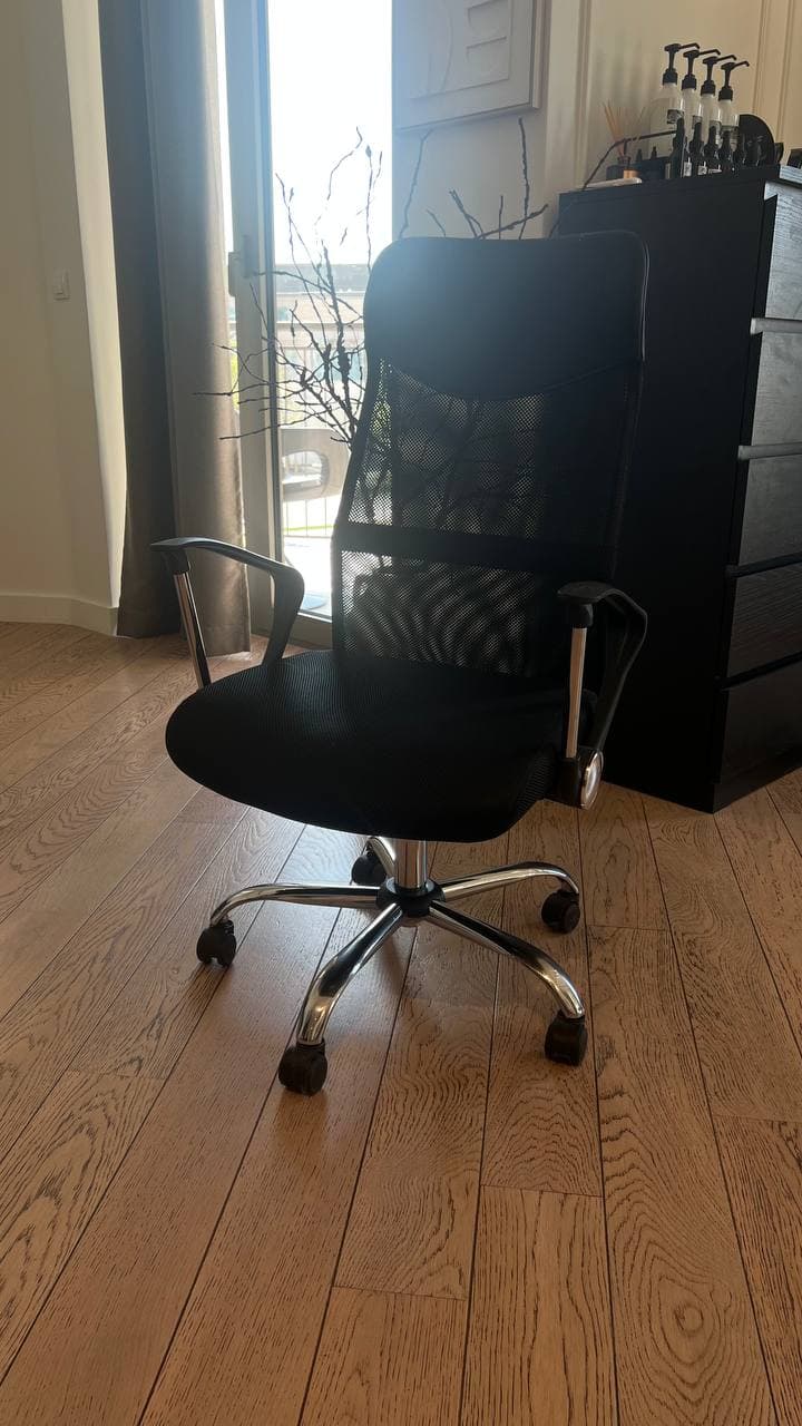 Кресло, зеркало, тумба, чайник