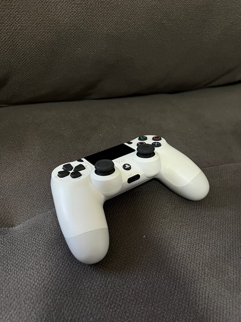 Контроллер DualShock 4