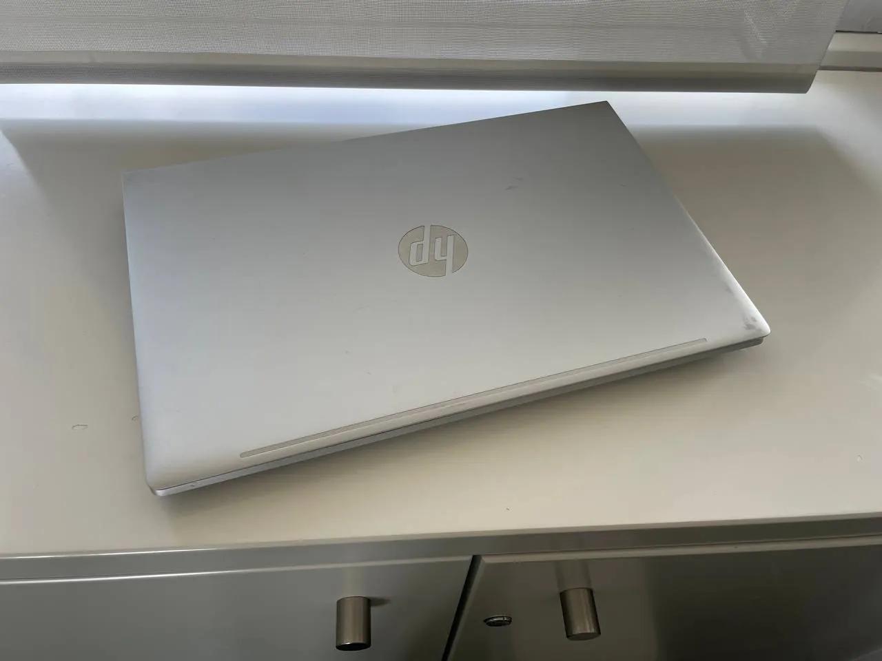 Ноутбуки HP ProBook 450 G10 и MacBook Pro 16