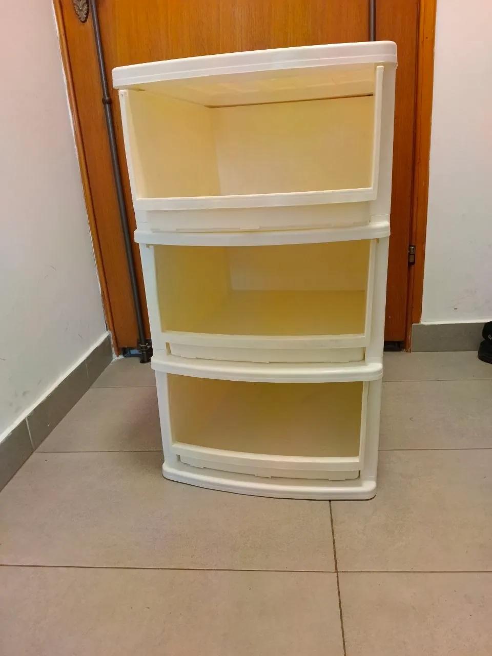 Шкафчик с тремя полочками