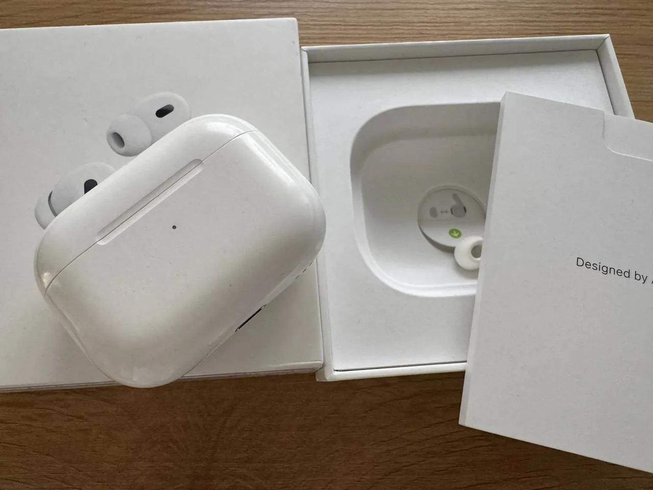 AirPods Pro 2 и чехлы Apple