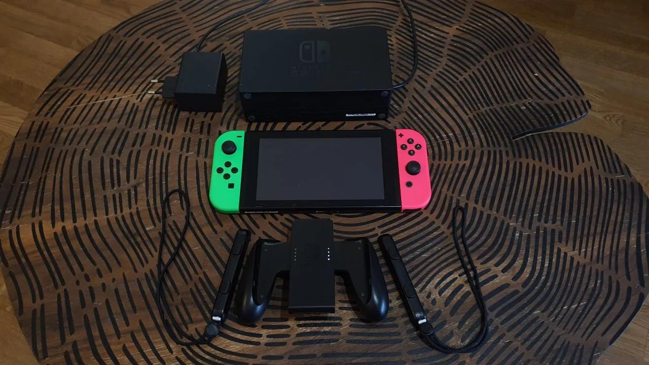 Nintendo Switch комплект с джойконами и картой памяти