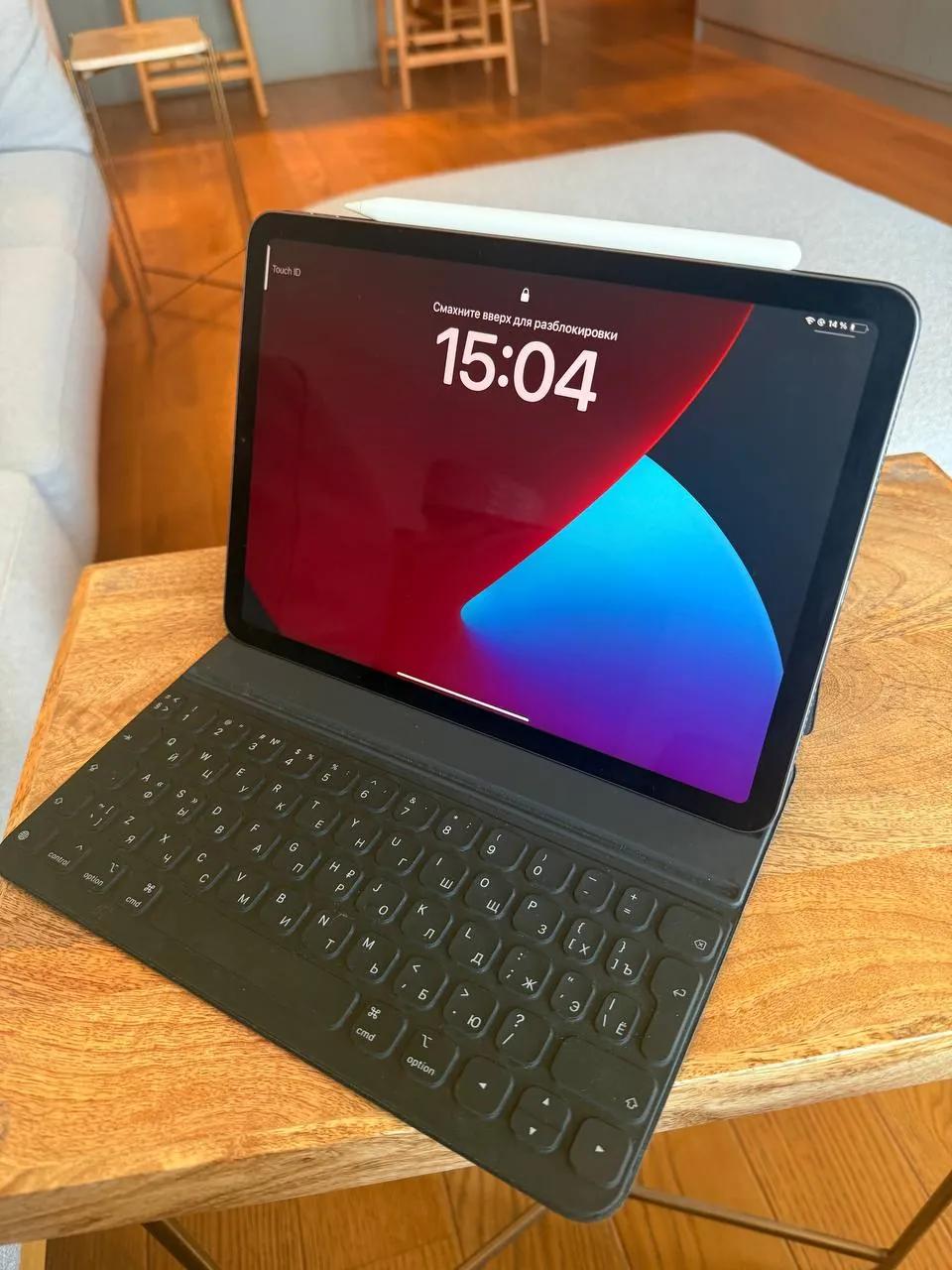 Apple iPad с Magic Keyboard и Apple Pencil
