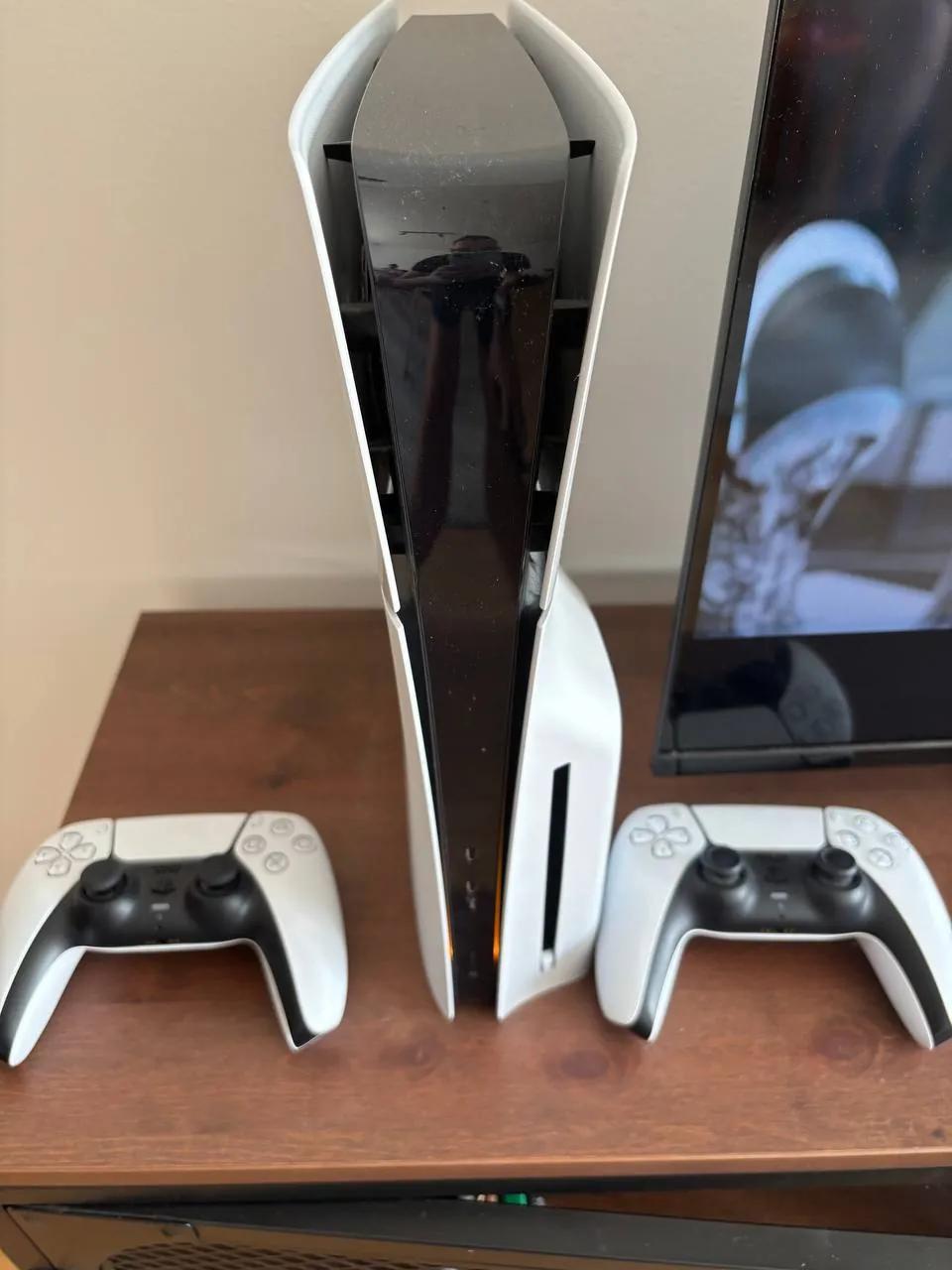 PlayStation 5 Slim 1ТБ два геймпада