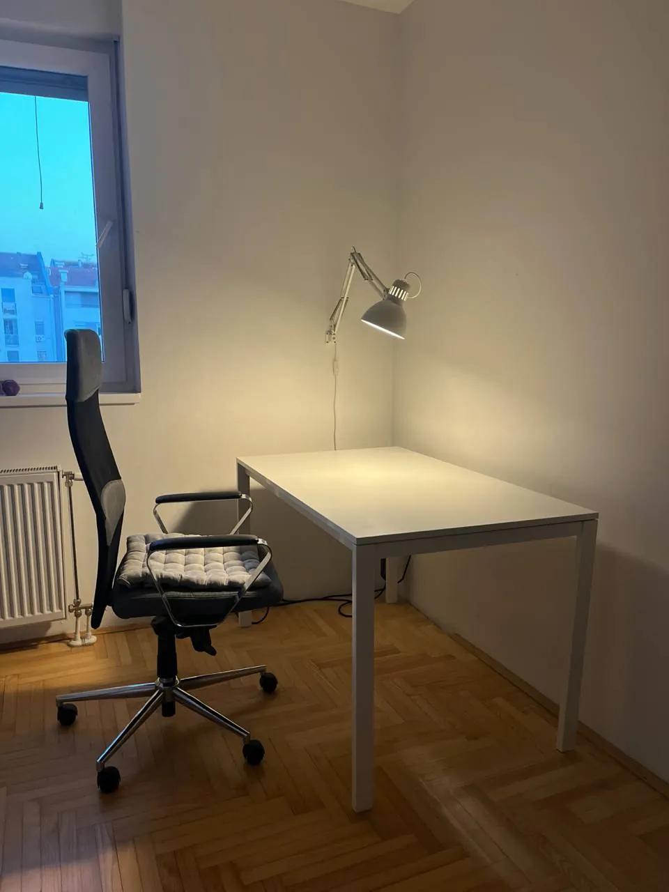 Рабочий стол IKEA с креслом и лампой