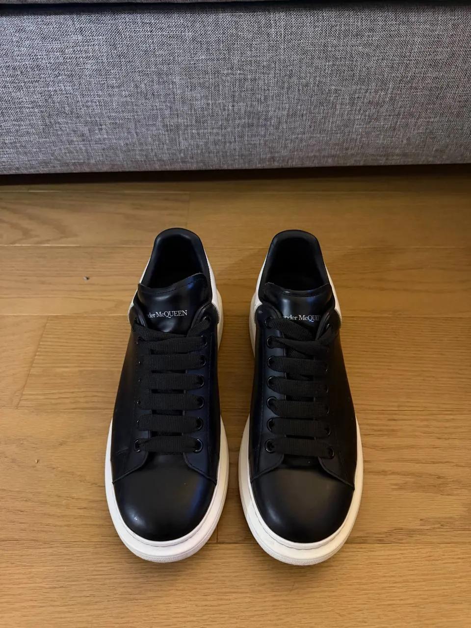 Кроссовки Alexander McQueen черно-белые 43