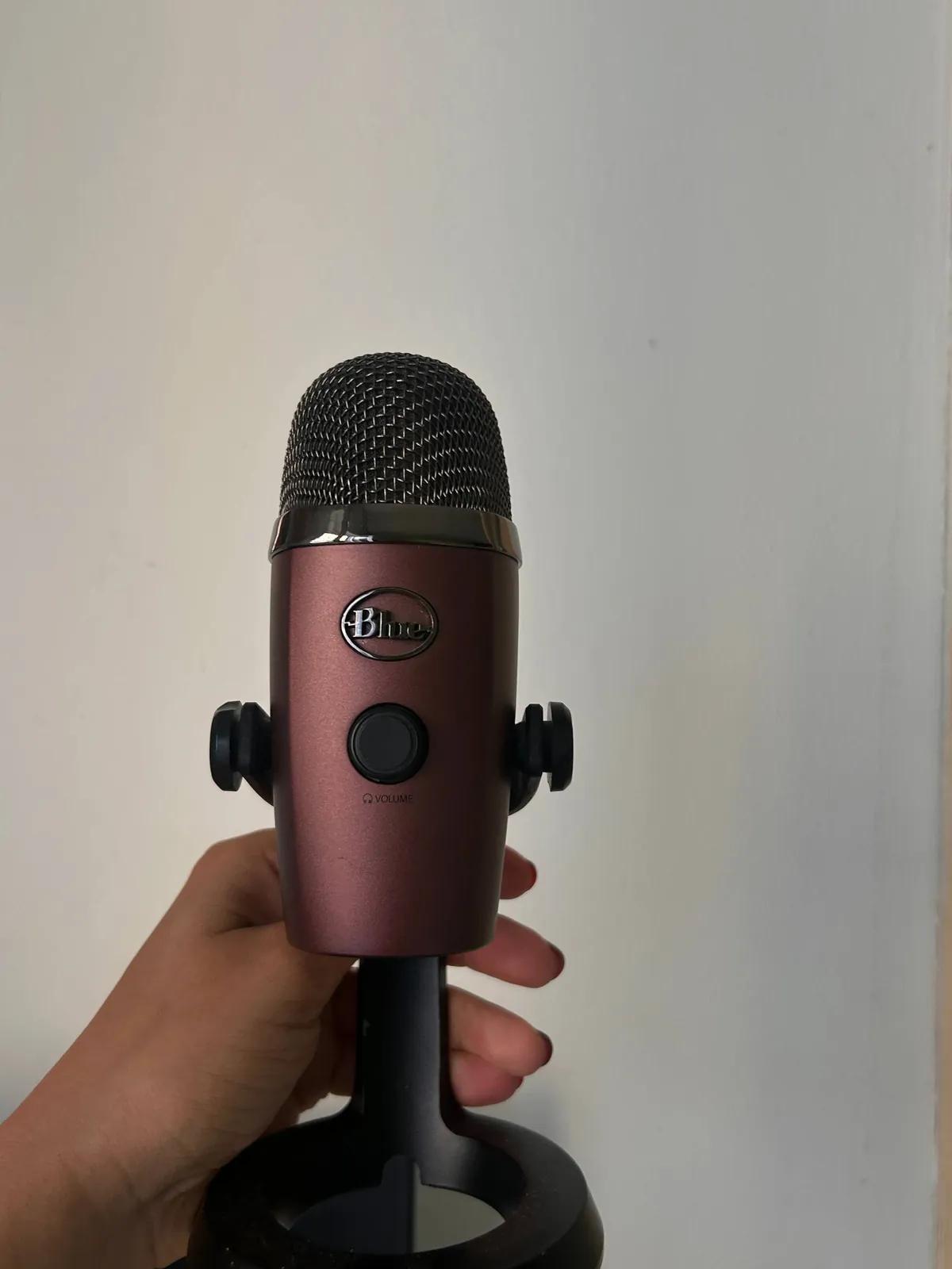 Микрофон Blue Yeti Nano