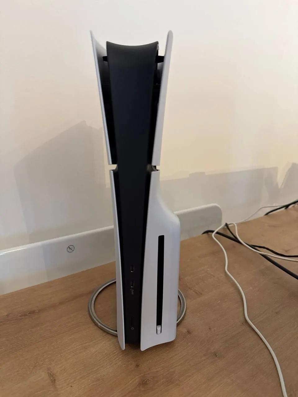 PS5 Slim дисковод два геймпада Нови-Сад