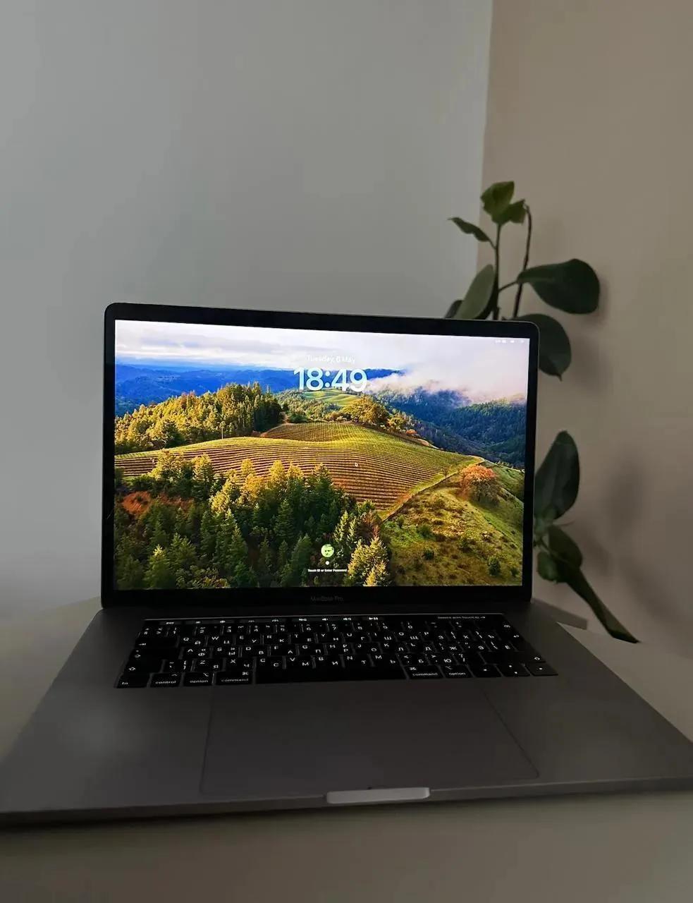MacBook Pro 15" (2018) i7 16/512 Radeon Pro 560X