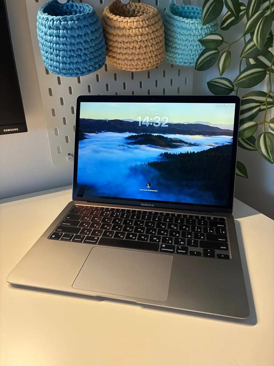 MacBook Air M1 2020 с русской гравировкой и аксессуарами