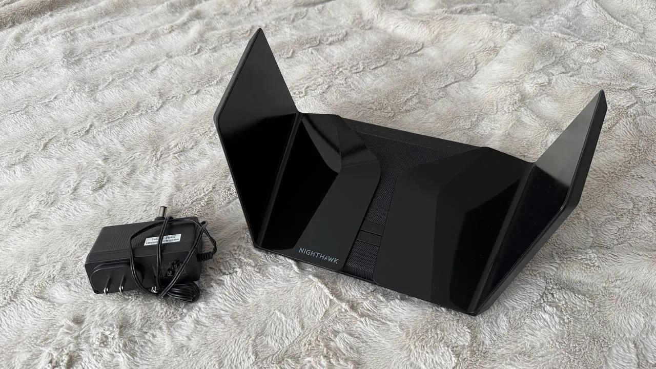 Роутер Netgear AXE11000 и клавиатура Razer Ornata