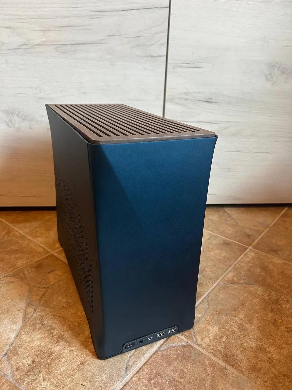 Игровой мини-ITX ПК Ryzen 7 7800X3D RTX 5080