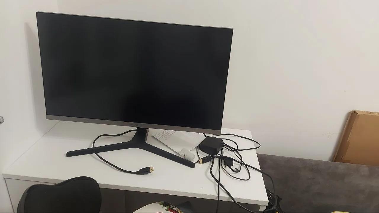 Монитор Samsung 4K 28 дюймов кронштейн и гитара Петроварадин