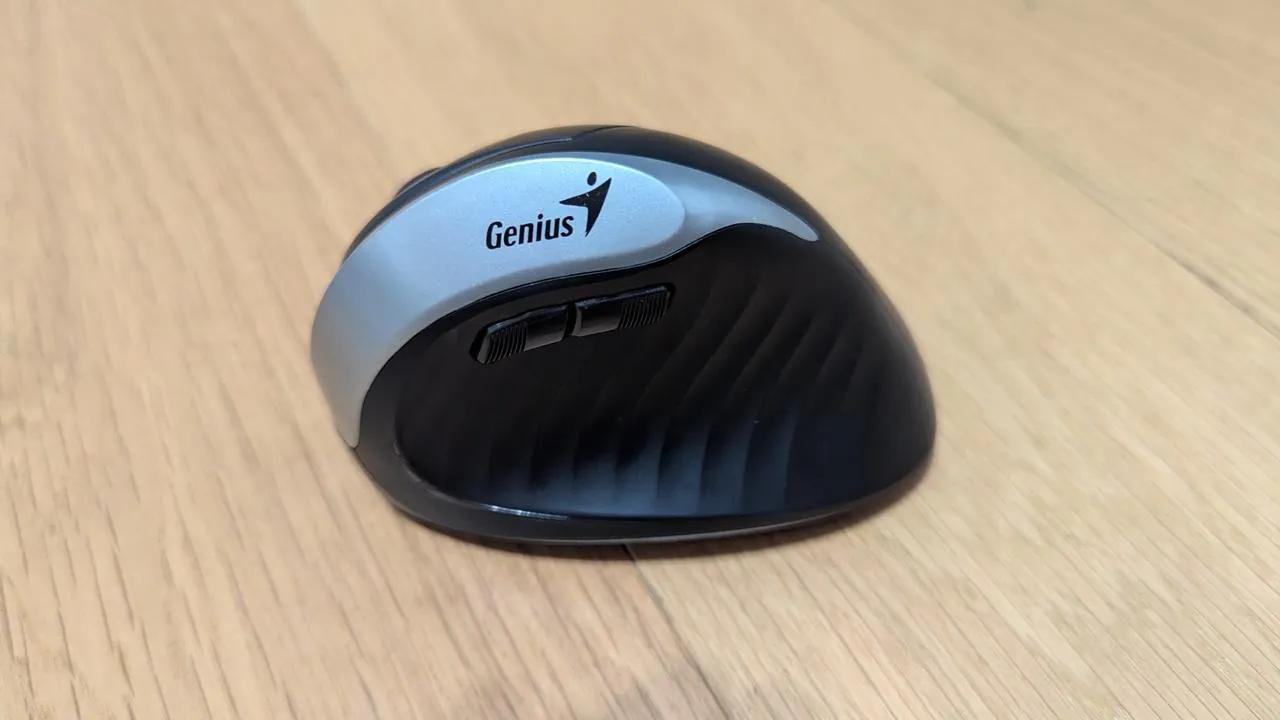 Вертикальная мышка Genius и подставка для ноутбука