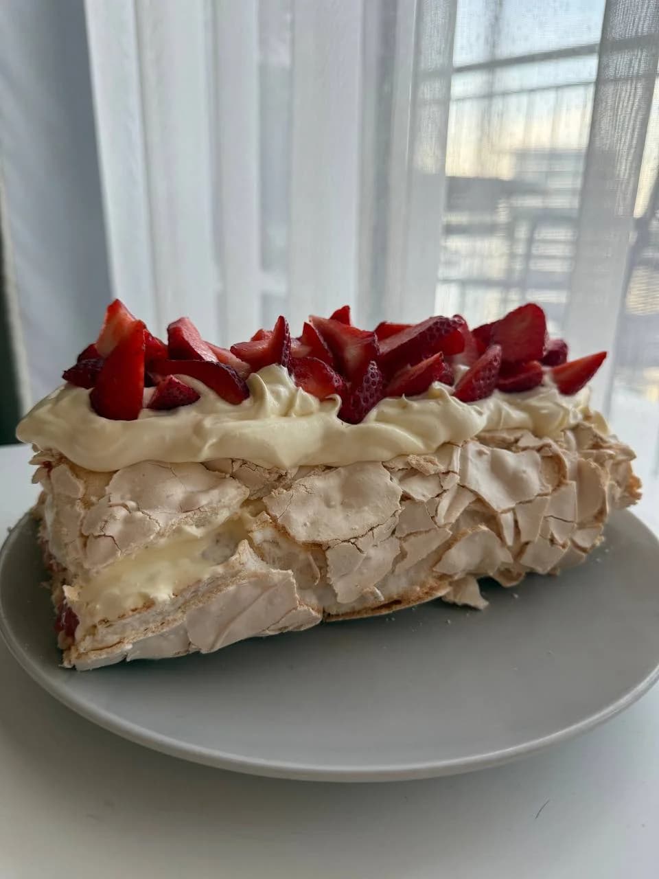 Меренговый рулет с клубникой