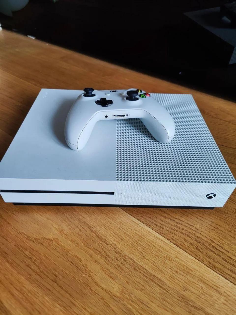Xbox One S с геймпадом