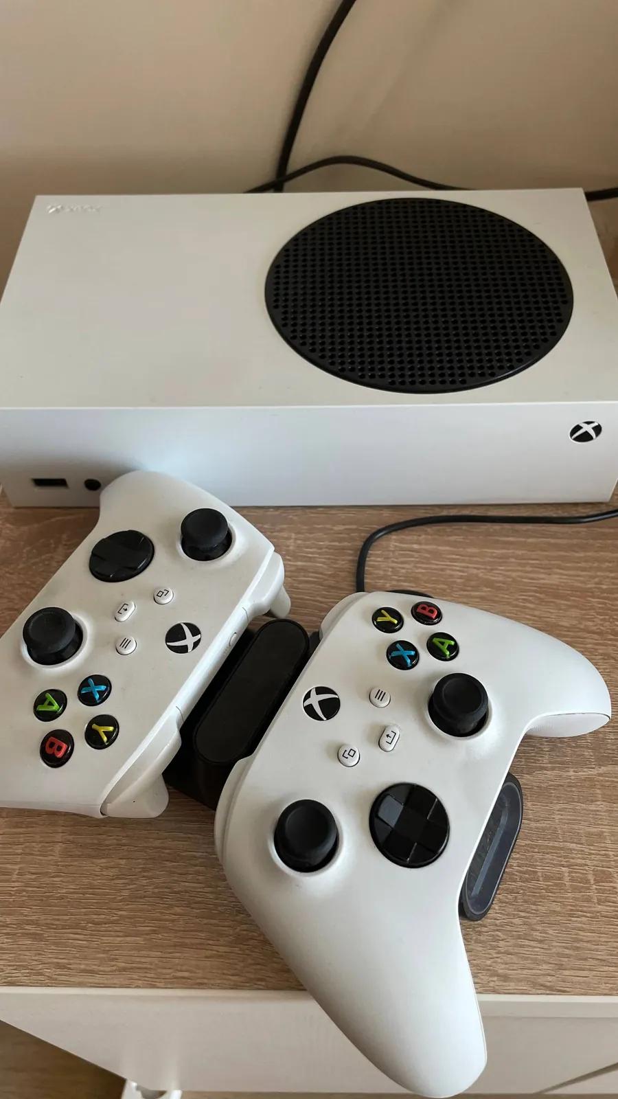 Xbox Series S 512GB с двумя геймпадами и зарядкой