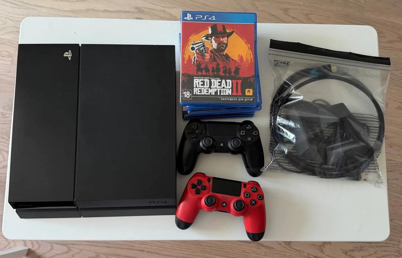 PlayStation 4 Fat 500 ГБ два джойстика пять дисков