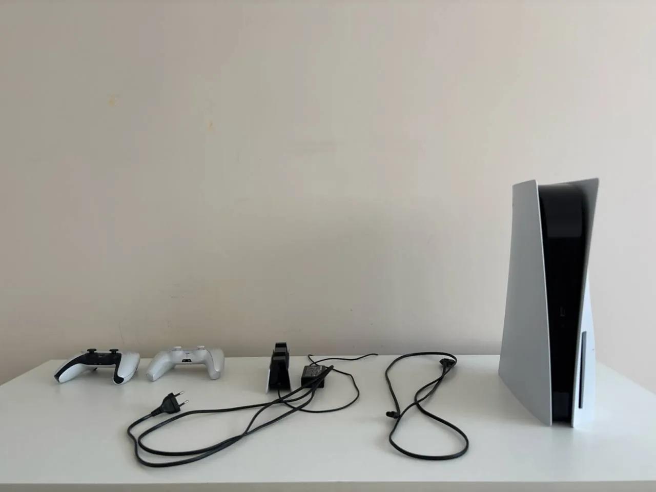 PlayStation 5 с кастомным контроллером Белград