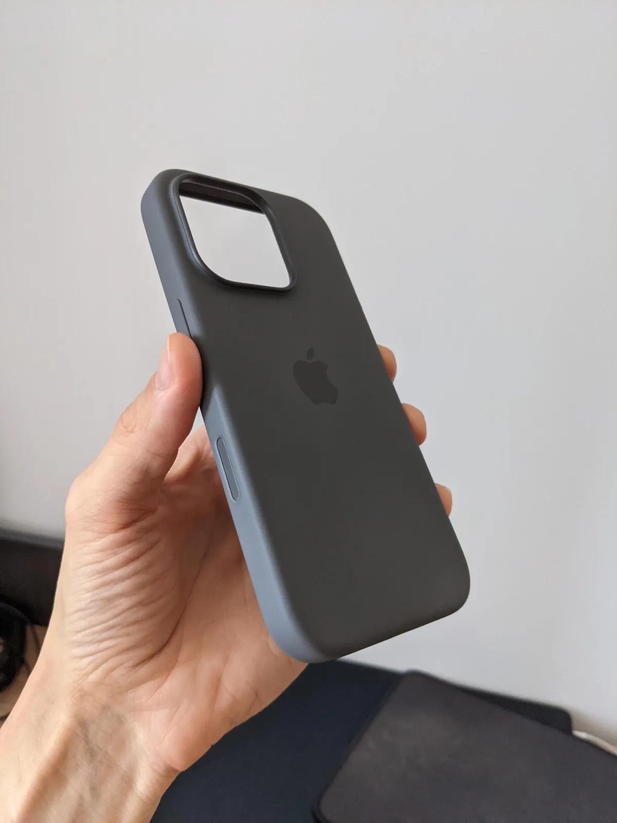 Чехол Apple Silicone MagSafe для iPhone 16 Pro