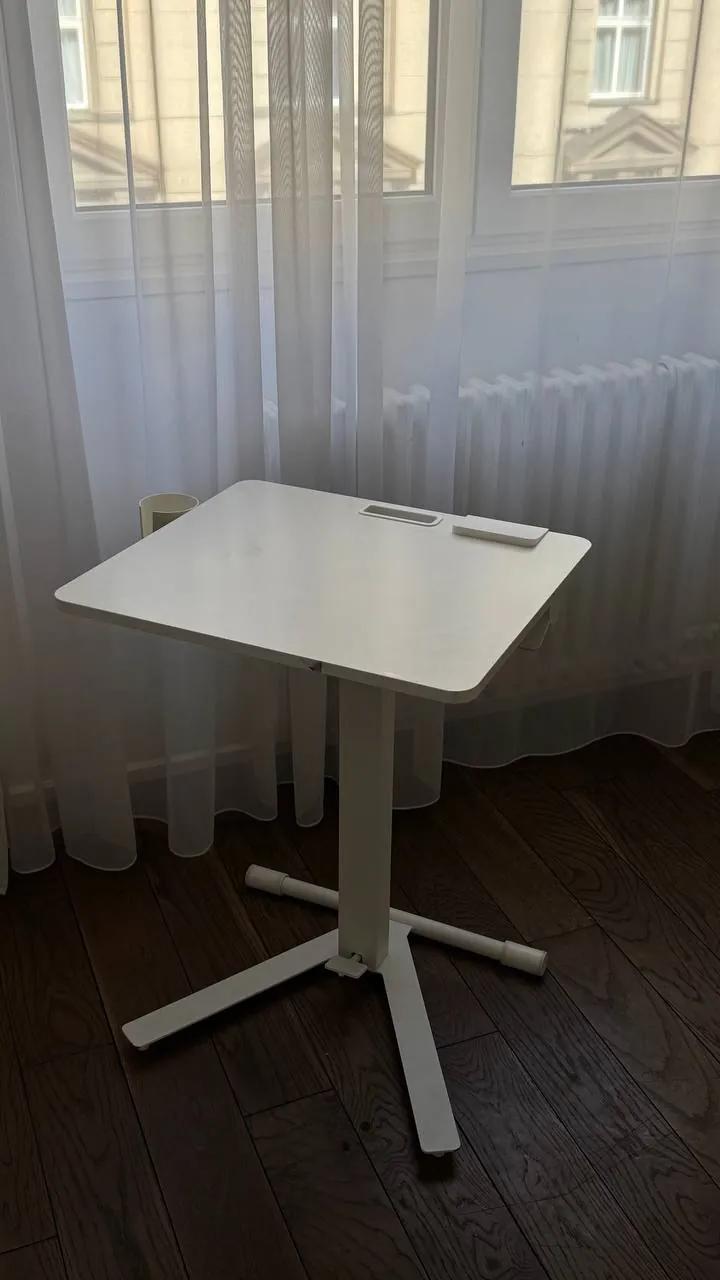 Стол IKEA MITTZON для ноутбука на колёсиках