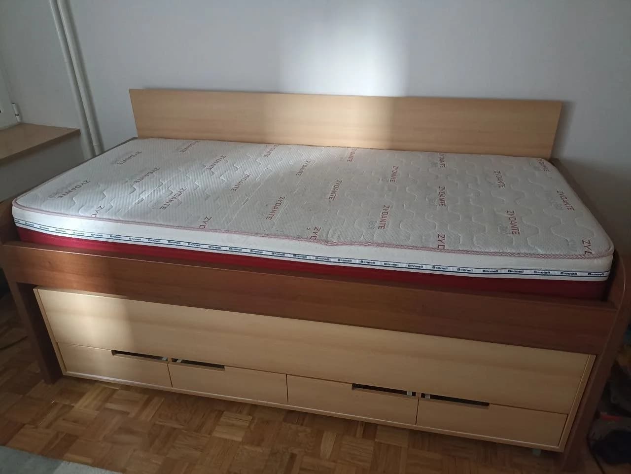 Двухъярусная кровать с выдвижным механизмом