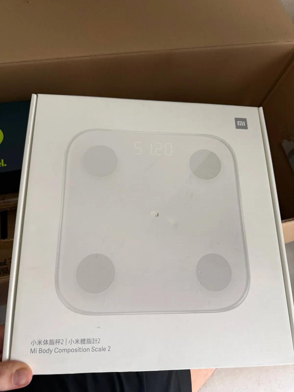 Весы Xiaomi Mi и кофемашина DeLonghi Белград