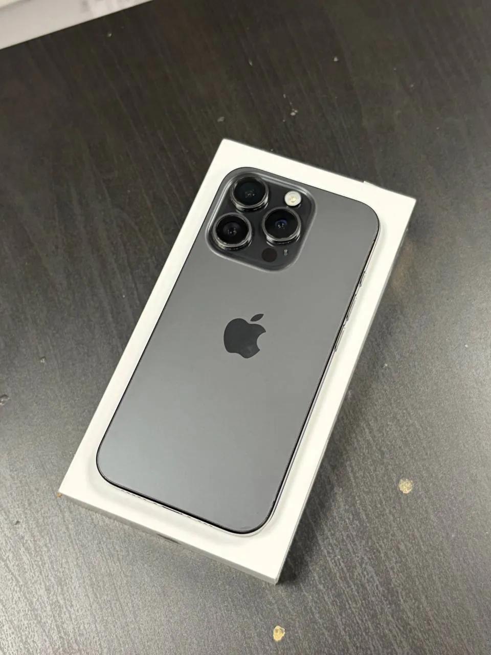 IPhone 15 Pro и два MacBook Pro в Белграде