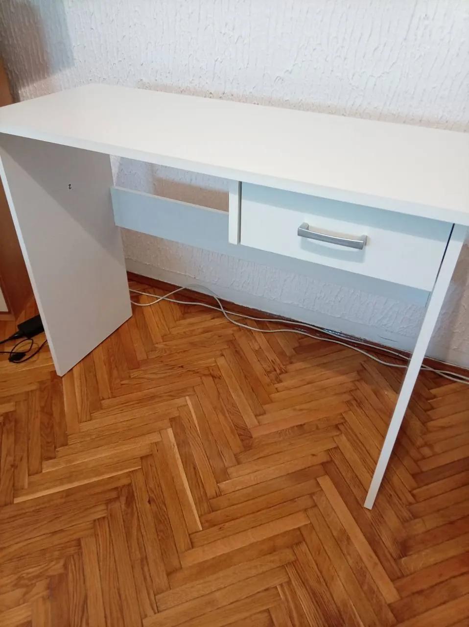 Стол 100×40 см в хорошем состоянии Зренянин