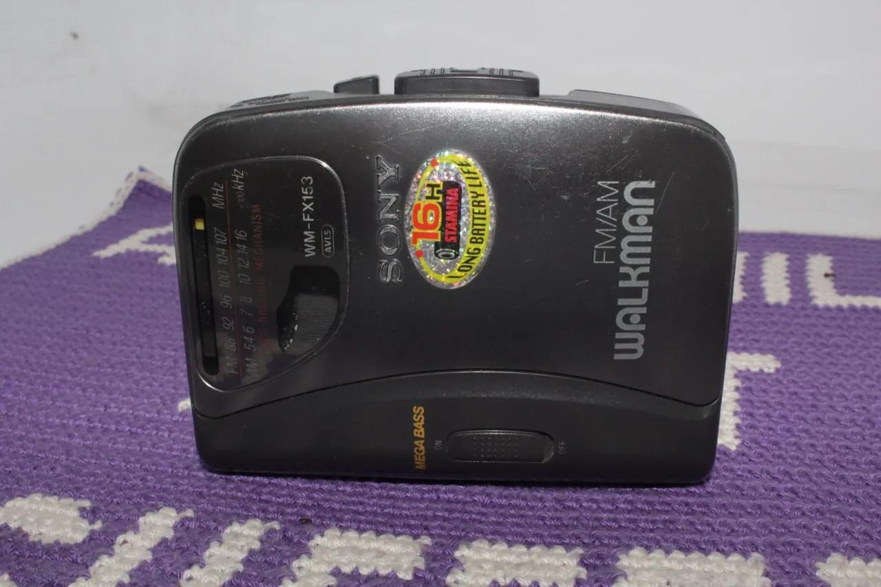 Кассетные плееры Sony Walkman и Grundig Beat Boy