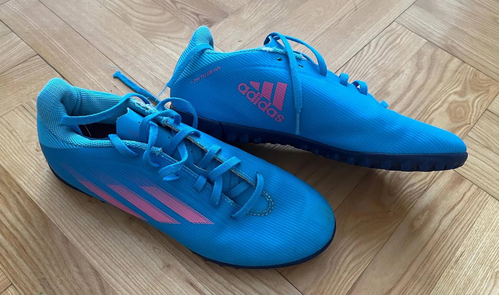 Футбольные бутсы Adidas и Decathlon размер 39-40