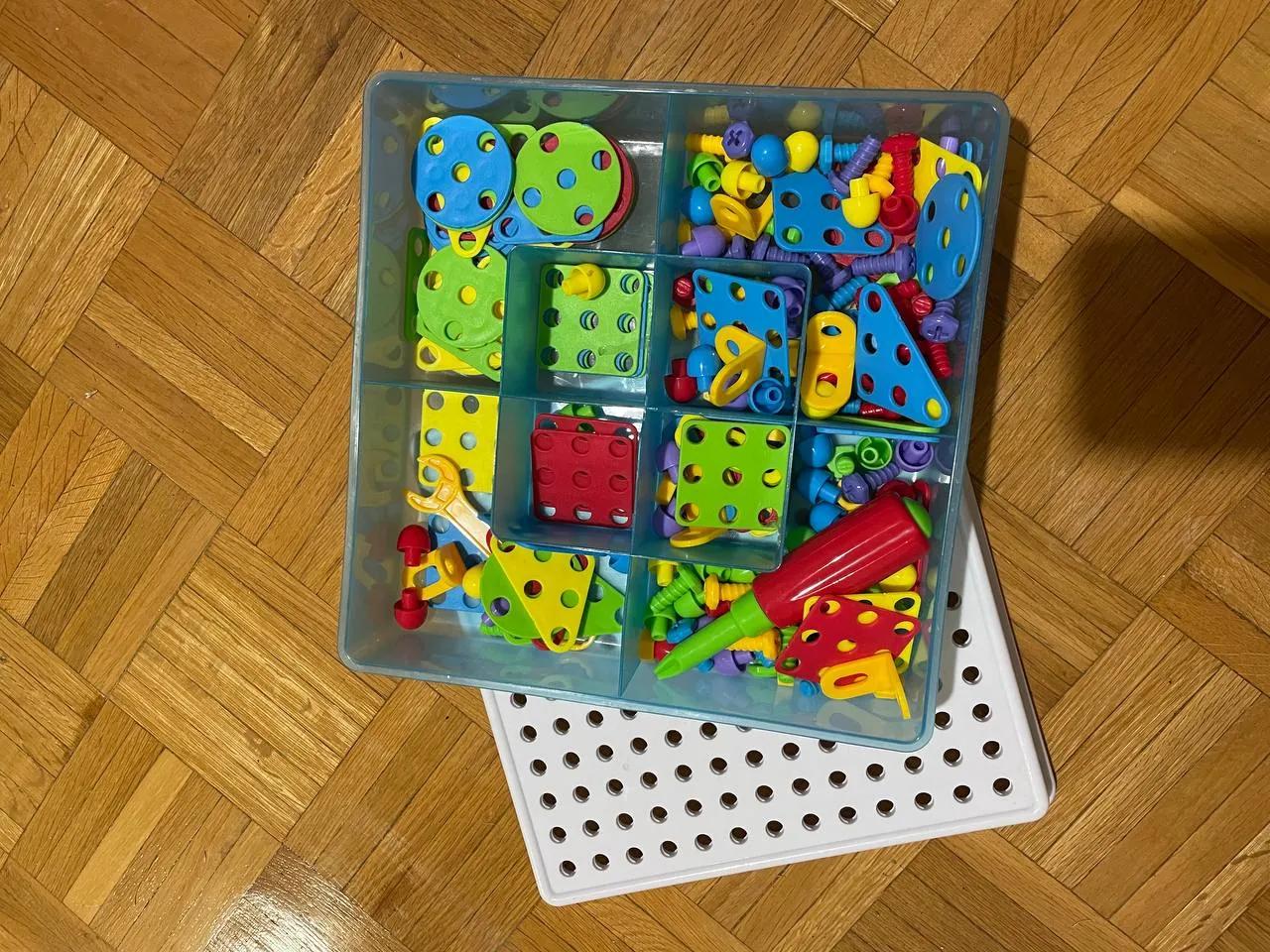 Детские игрушки конструктор и деревянная дорога