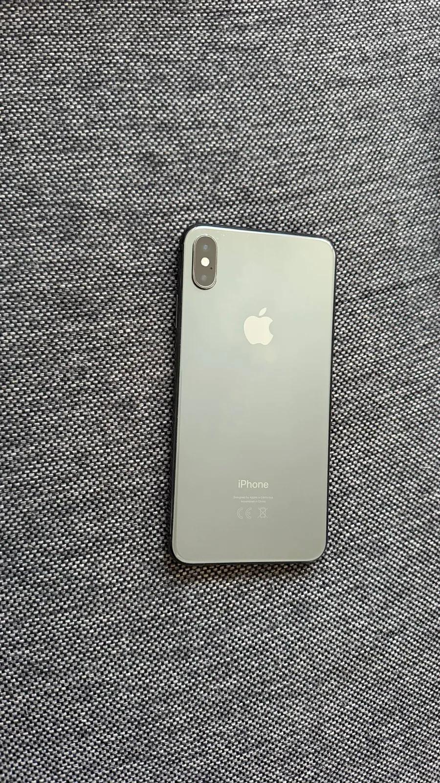 IPhone XS Max 256 ГБ и Samsung Galaxy S10+ Белград