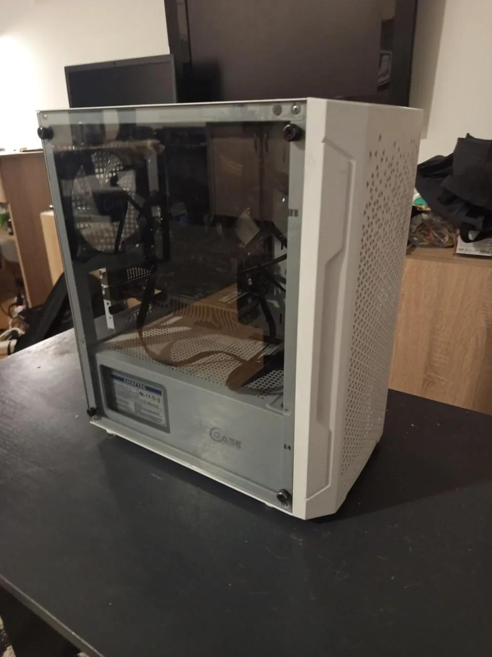 Компактный настольный ПК Core i3 с RADEON RX 590