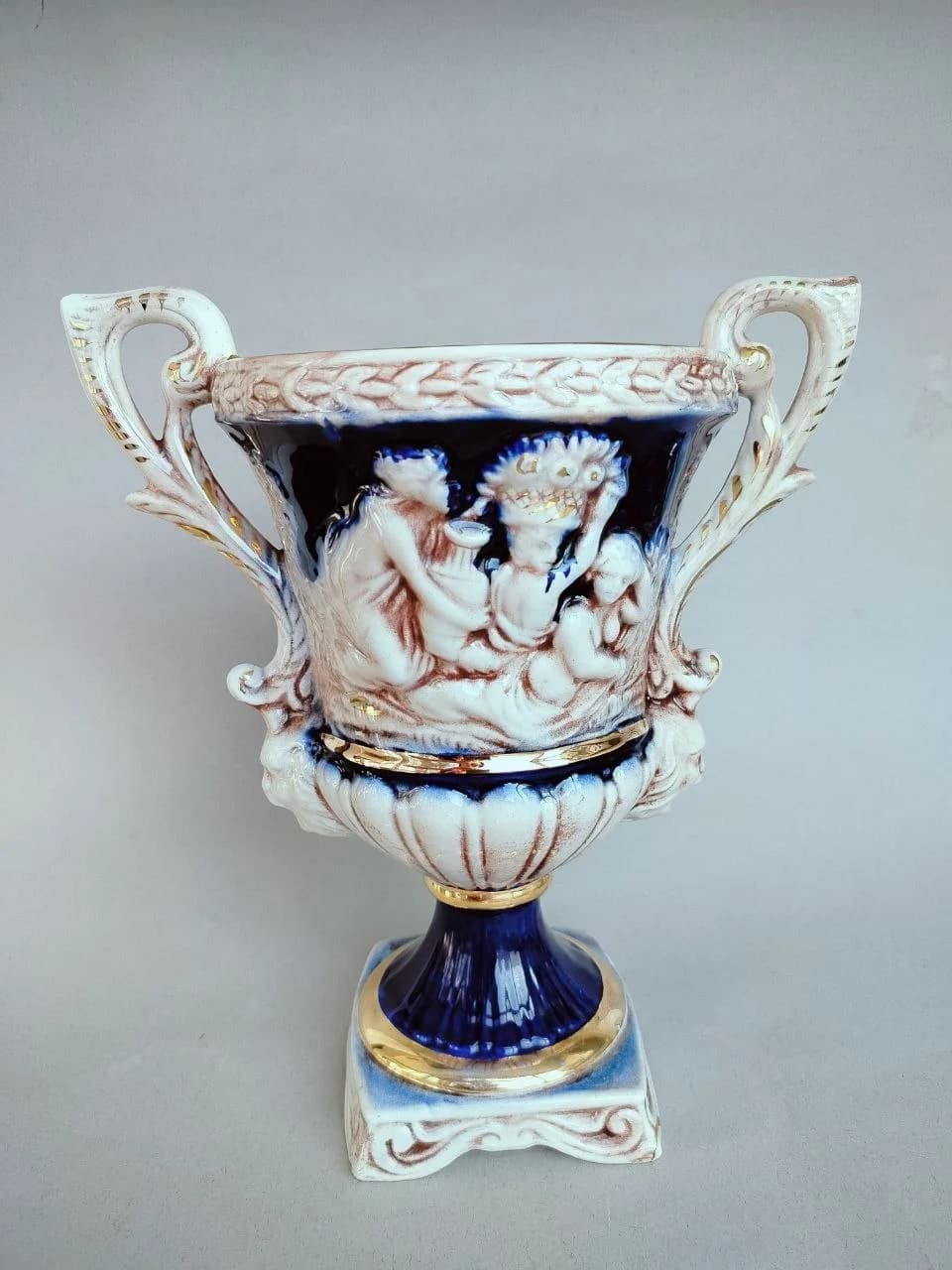 Винтажные вазы Capodimonte и сливочник