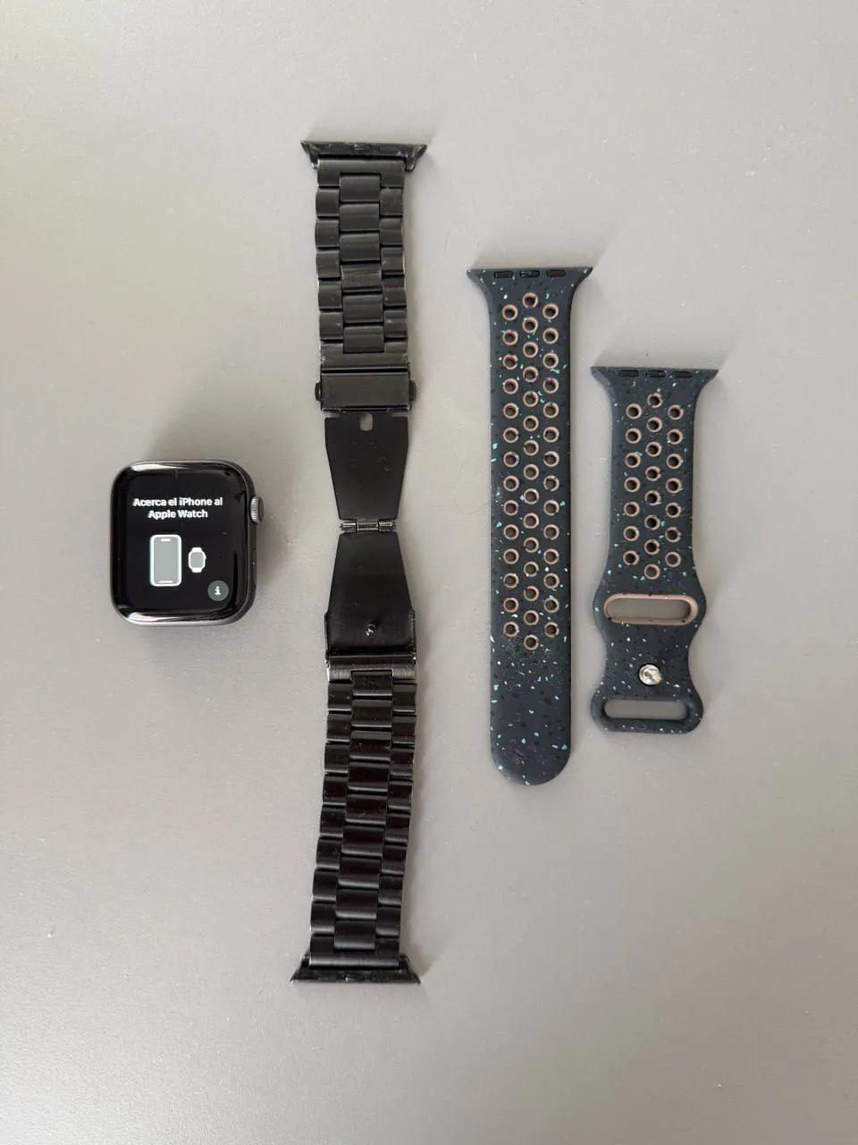 Apple Watch Series 4 44 мм с ремешками Врачар